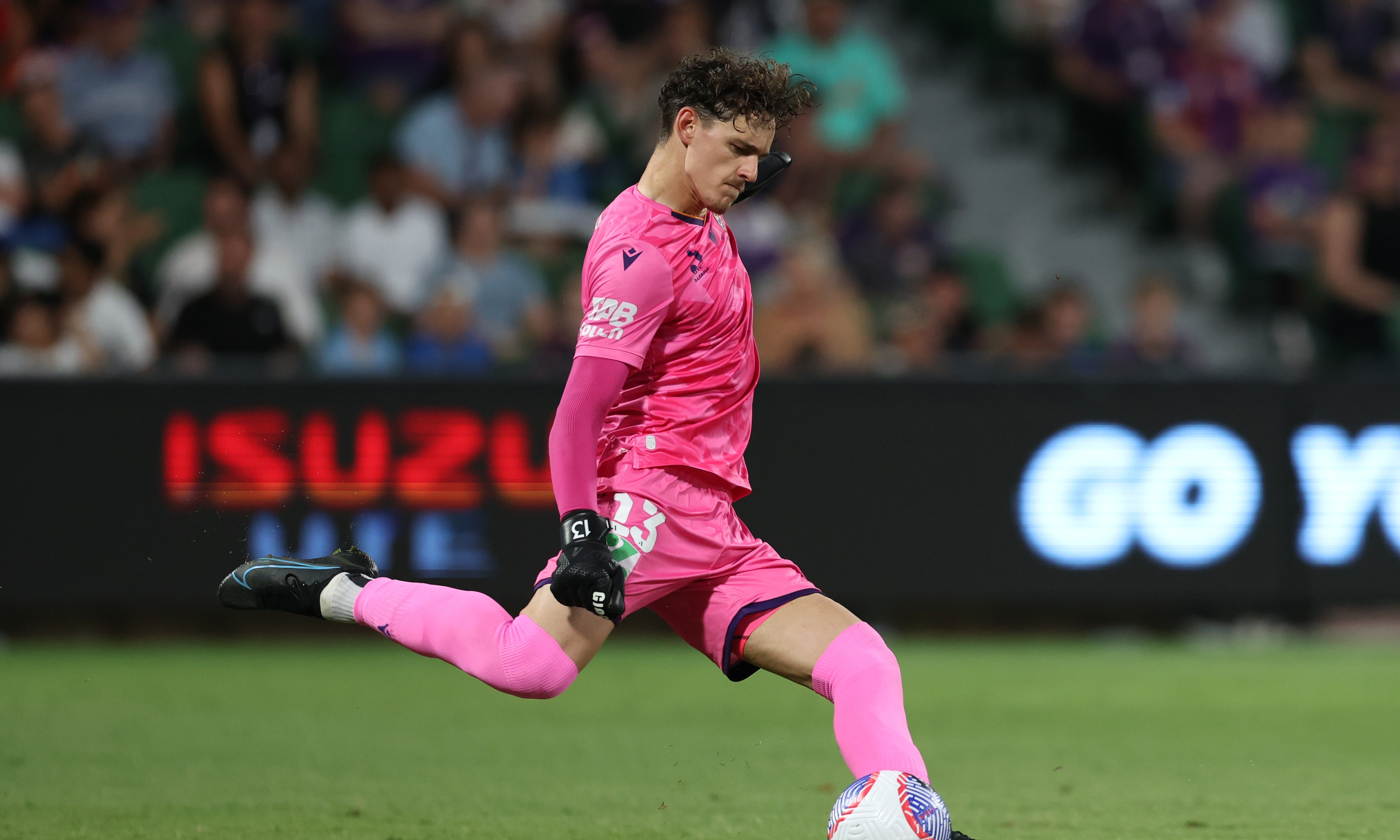 Colakovski scores again as Glory down 10man Mariners in Perth