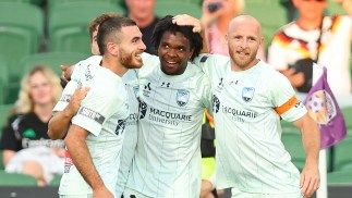 Sydney halt Glory’s winning run in Perth and return to the top of the table