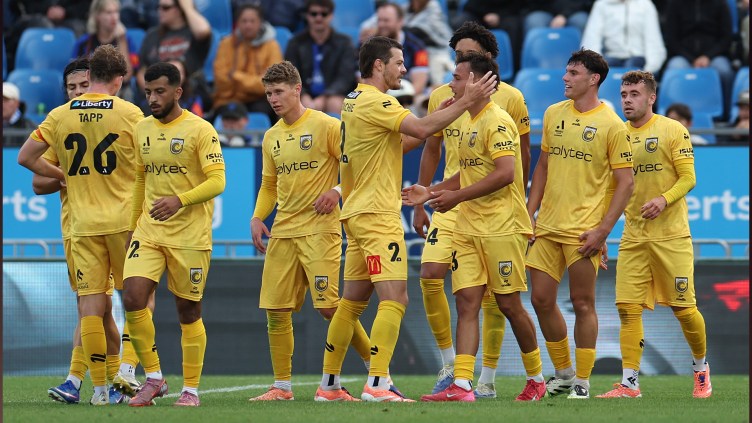 Dramatic 89th minute equaliser sees Central Coast Mariners pinch a point in Auckland