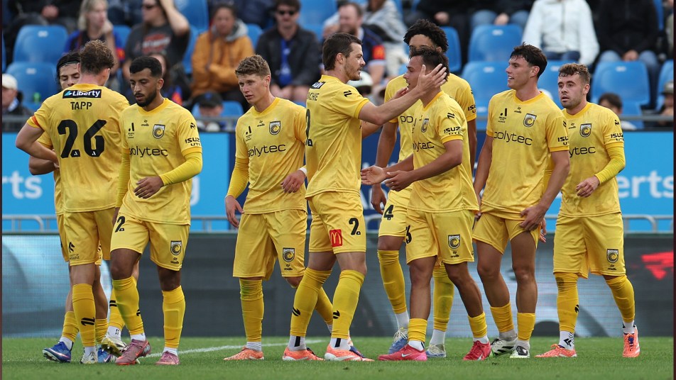 Dramatic 89th minute equaliser sees Central Coast Mariners pinch a point in Auckland
