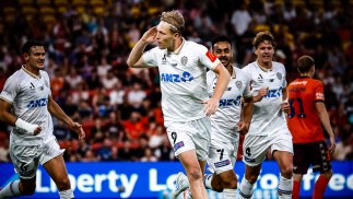 Auckland go five points clear on top with powerful win in Brisbane