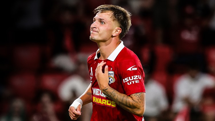 Adelaide reclaim third place with crushing win over Perth Glory