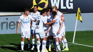 Auckland thrash Wellington in lopsided derby