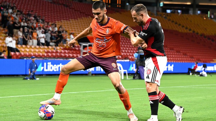 Roar debutant’s goal sees Brisbane and Wanderers share the points at Suncorp amid VAR drama