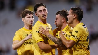 Mariners move into the six after overcoming 9-man Bulls in wild affair