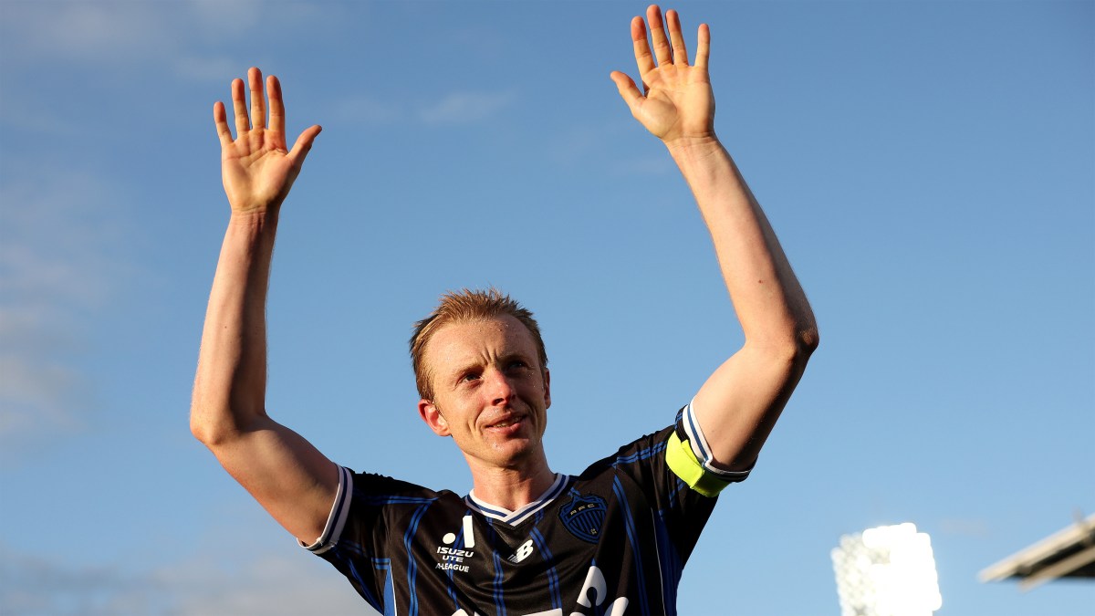 Auckland FC star Francis De Vries suffers season-ending calf injury Auckland FC star Francis De Vries suffers season-ending calf injury