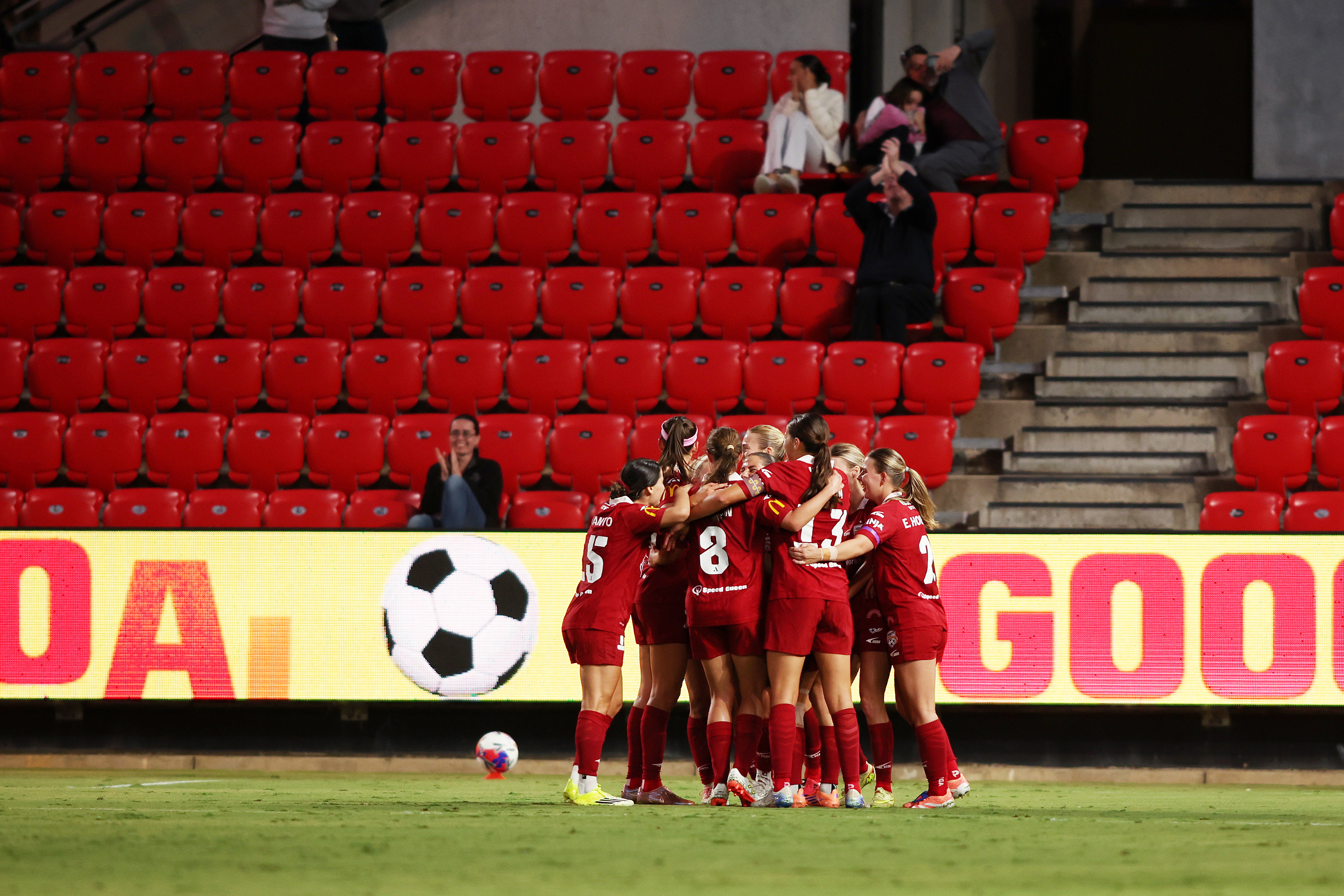 Adelaide United Vươn Lên Vị Trí Thứ 2: Chiến Thắng Quan Trọng Trước Perth Glory