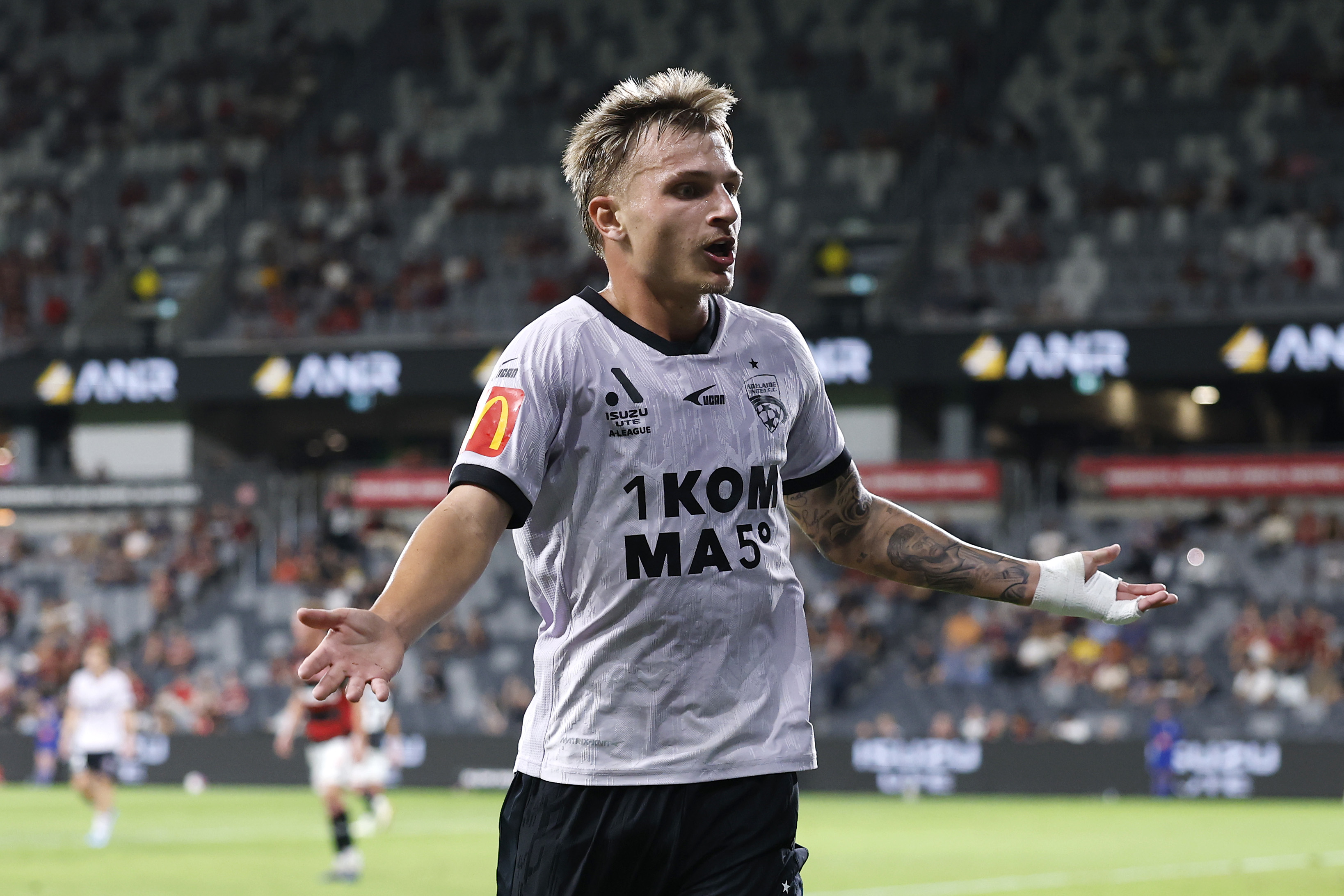 Luka Jovanovic lập cú đúp, Adelaide United thắng tưng bừng 4-2 trước Western Sydney