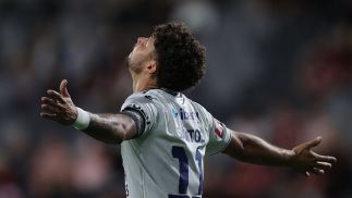 Santos magic keeps Victory home final in play