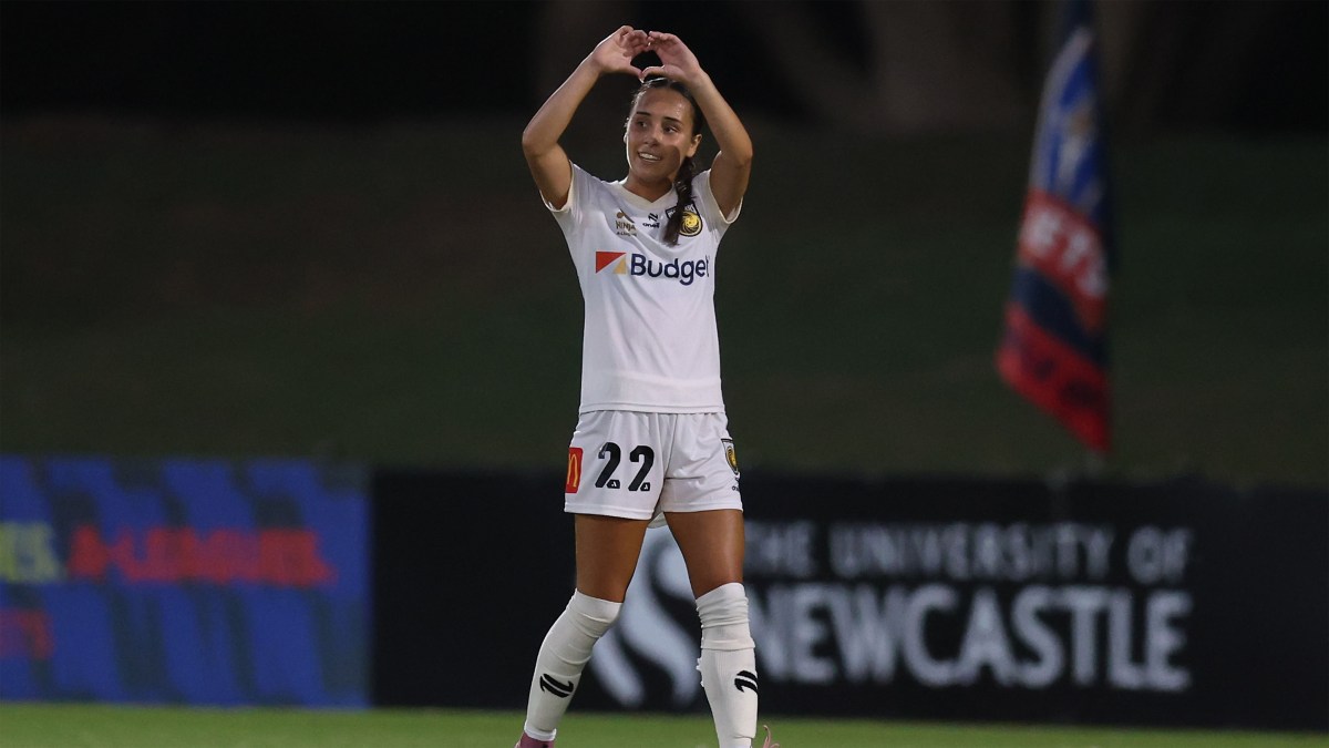 Peta Trimis trong màu áo Central Coast Mariners