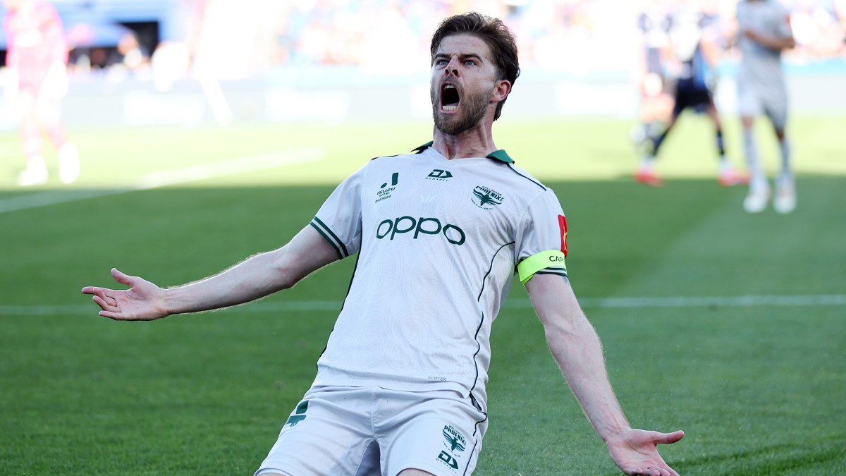Wellington Phoenix captain Alex Rufer signs new two-year deal Wellington Phoenix captain Alex Rufer signs new two-year deal